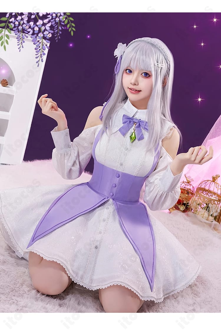 着用例：エミリア Memory Snow コスプレ衣装の全身。イベントや撮影会で映える清楚な佇まいを表現。