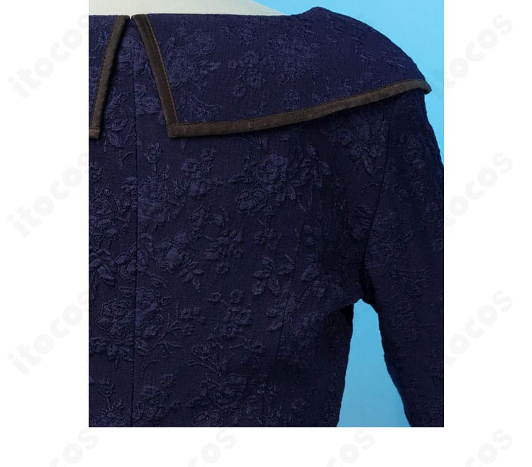 背面ディテール。コートの落ち感とウエストラインが体型に沿って美しく見える設計。