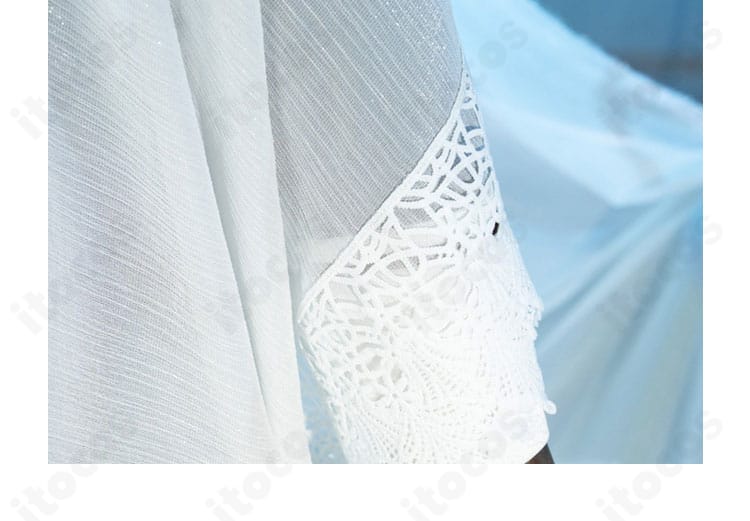 襟周りの刺繍ディテール。精巧なステッチでリリアーナの清楚な印象を演出。