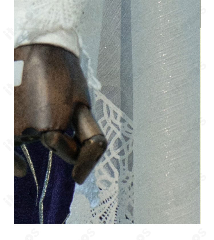 白い袖の質感と形状。清楚でエレガントなラインを保つカッティング。