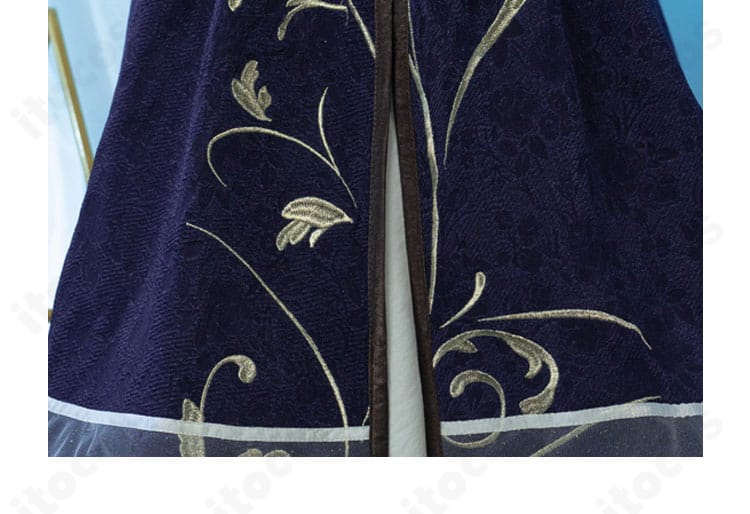 スカート部の花柄装飾ディテール。華やかなモチーフが写真映えするアクセント。