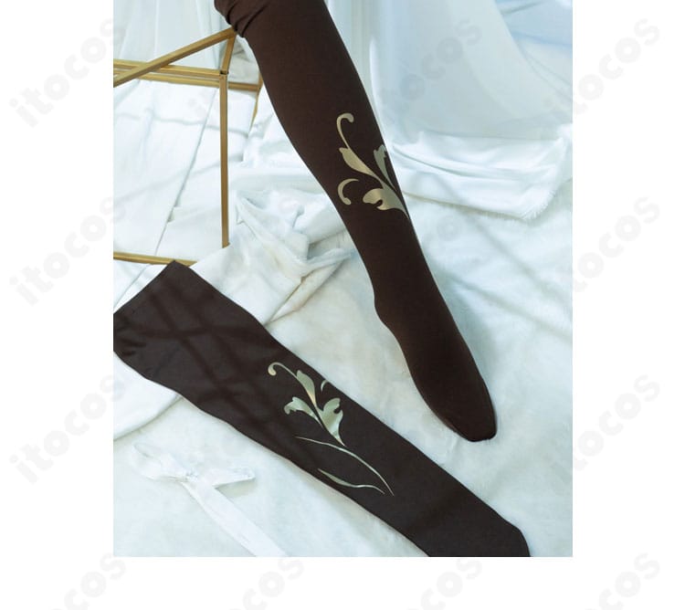 太もも丈のストッキングの見せ方ディテール。上品さを損なわずエレガントにコーディネート。