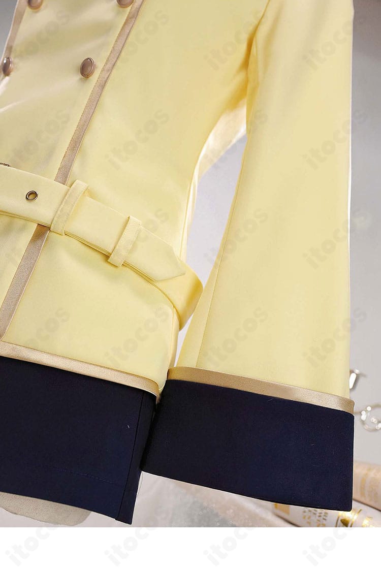 コート側面の装飾結びディテール。サイドの収まりとシルエット調整の様子が分かる。