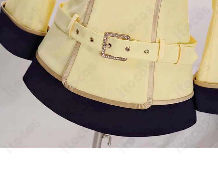 コート前面ウエスト装飾のクローズアップ。小物を入れやすい実用的なポケット仕様。