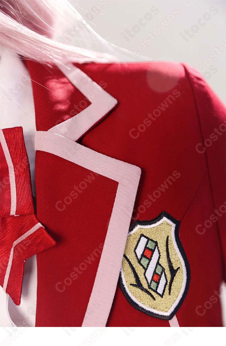 楪いのり 学園制服コスプレ 左側襟元のエンブレム風装飾ディテール