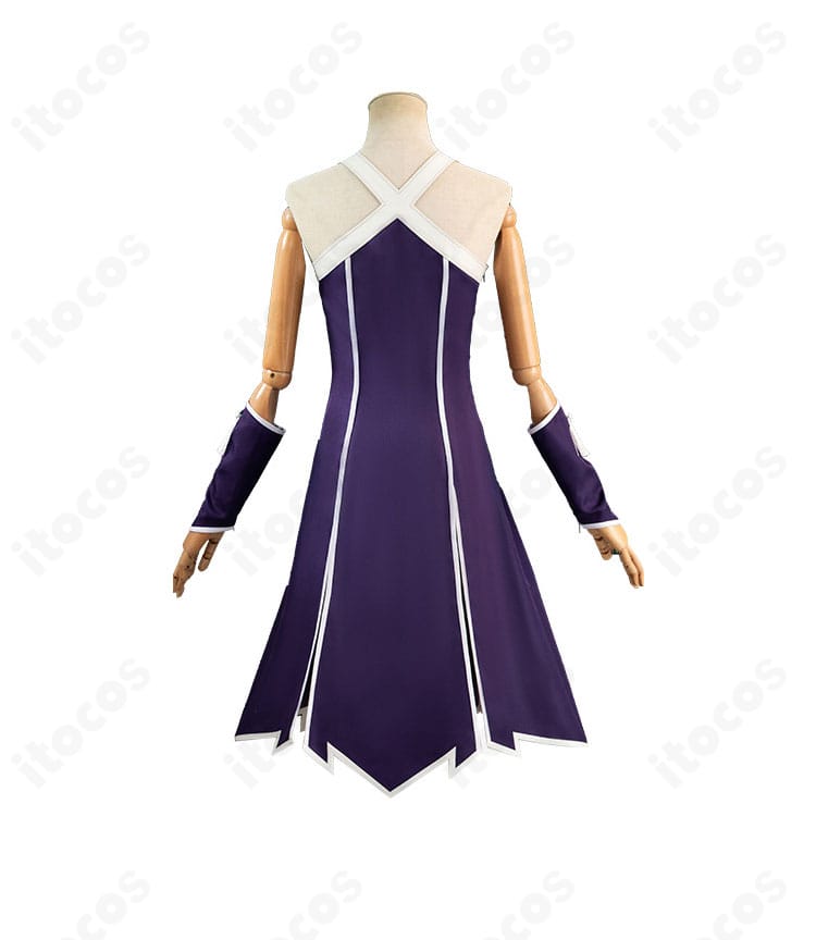 ラオフェン コスプレ衣装の背面。ワンピースの後ろ姿とフィット感、靴カバーの見え方を確認できる画像