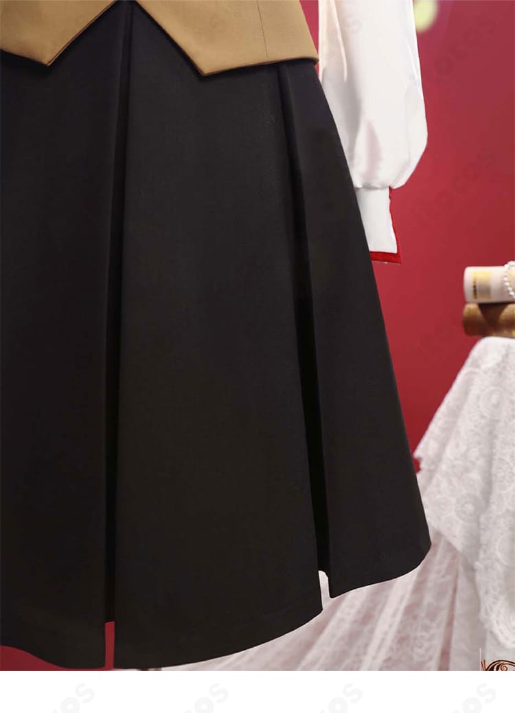 スカート部分のディテールショット。動きに映える端正なシルエットを表現。