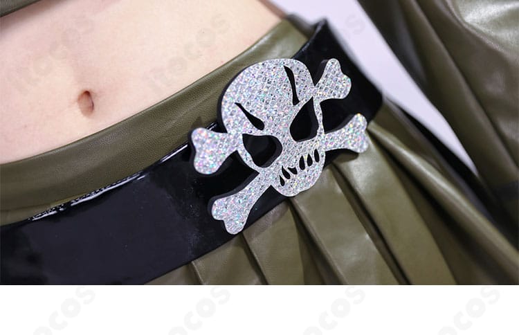 腰部の合皮ベルトと腰飾りのディテール。質感の良い合皮が引き締まった印象を演出。