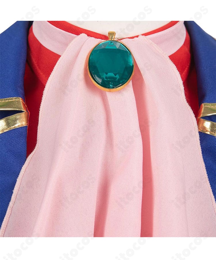 ピーチ姫 剣士コスプレの襟元ディテール。スカーフの結び目と装飾パーツの質感が分かる近接ショット。