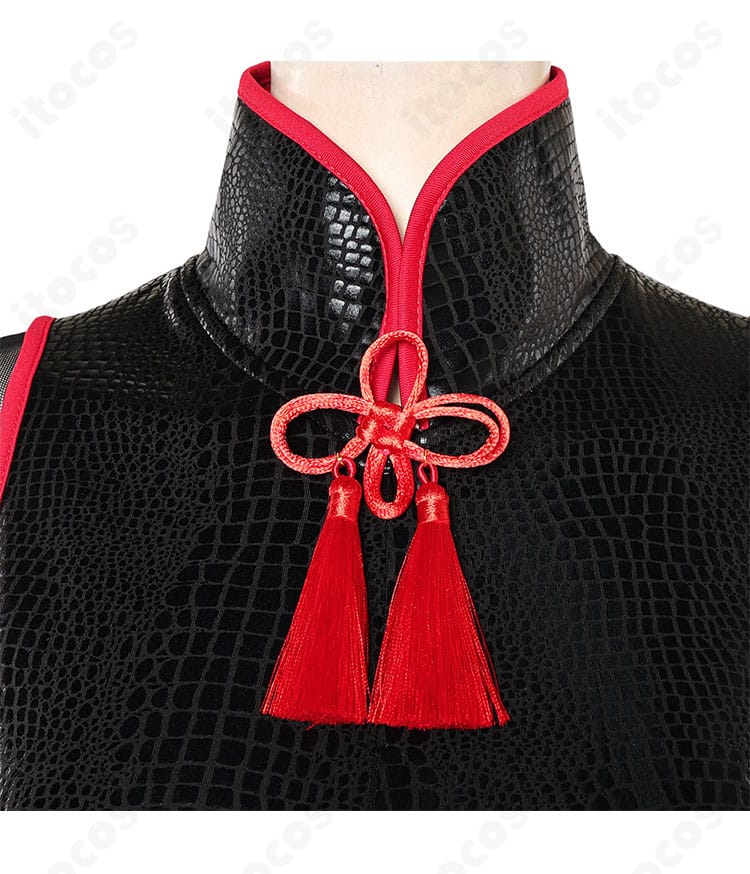 A.K.I. 衣装の襟元クローズアップ。赤いリボン装飾スカーフと縁取りの質感、精緻なディテールが見える