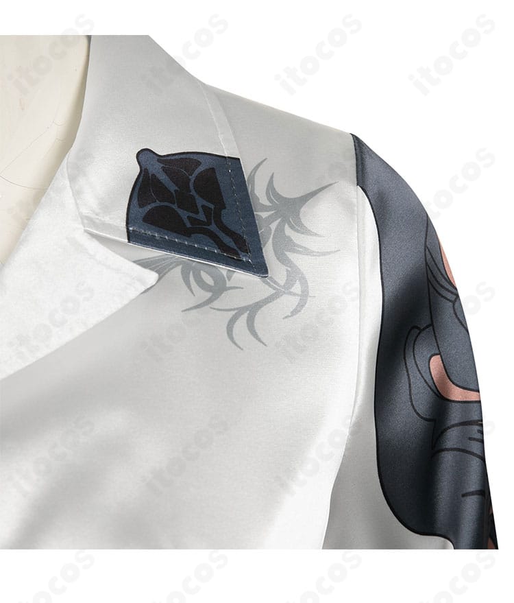 襟元の装飾ディテール。刺繍調モチーフとエッジの仕上げが近距離でも映える作り込み。