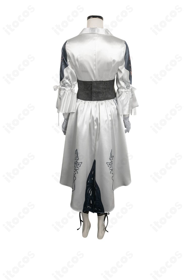 風間 準 コスプレ衣装の背面図。フード背面の意匠と背中パネルのディテールを確認できる構図。