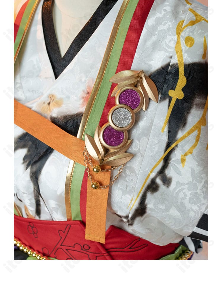 胸元部分の拡大。生地の質感と装飾配置が分かる再現重視のカット