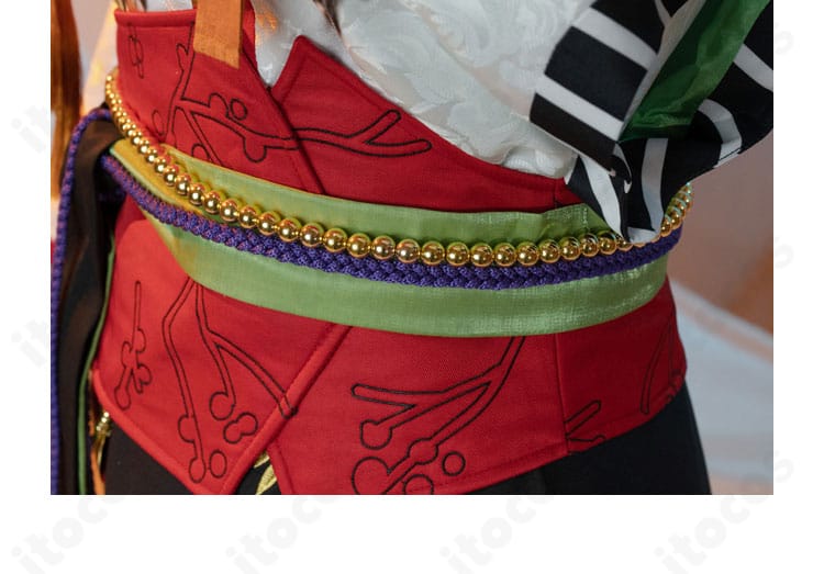 腰周りのベルト装飾。位置関係と留めの構成が分かるディテール写真