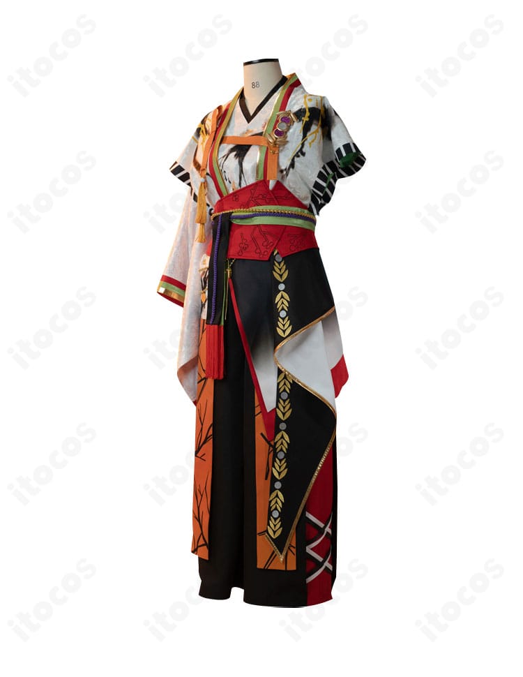 和装モチーフ衣装の側面アップ。重なりと直線的なカッティングによる滑らかなラインを示す画像