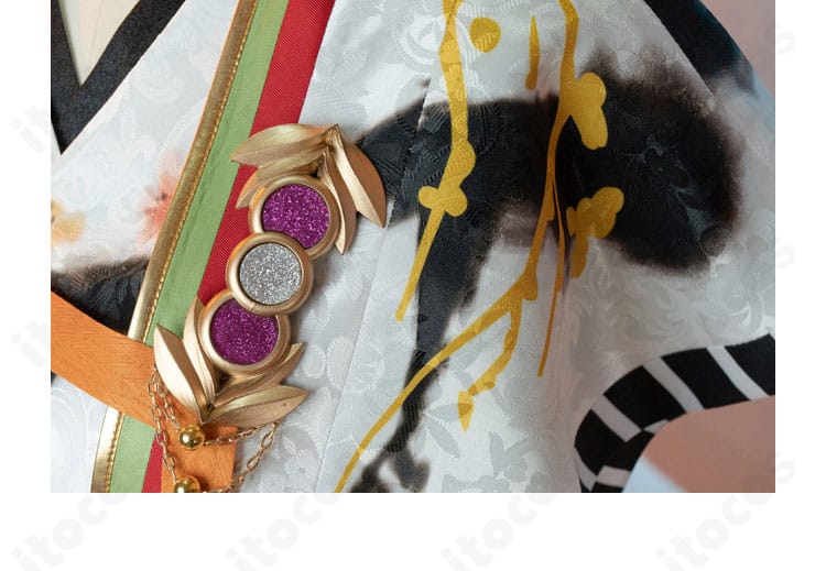 胸元装飾の別カット。刺繍と装飾パーツの仕立てを示す画像