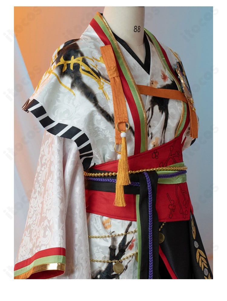 胸元の装飾ディテール。金色の縁取りと意匠モチーフの刺繍が見えるクローズアップ