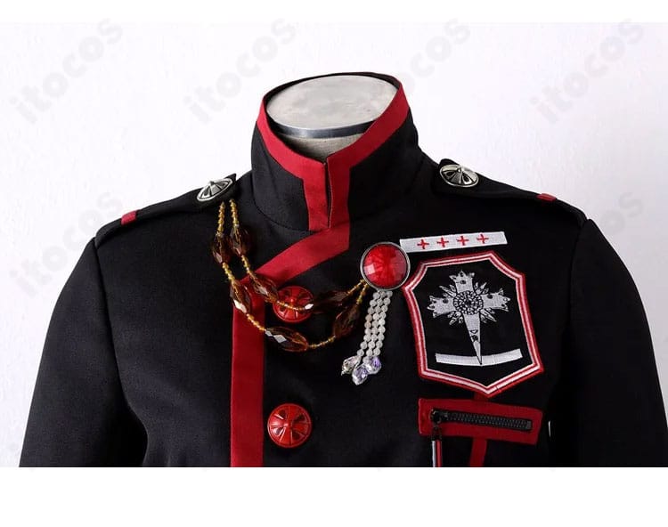 襟元の装飾ディテール。リナリー・リー制服の胸飾りと刺繍意匠が際立つアップ。