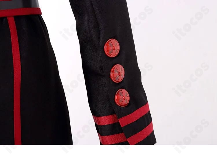 右袖の装飾クローズアップ。対称デザインとステッチの仕上がりを示すディテール。