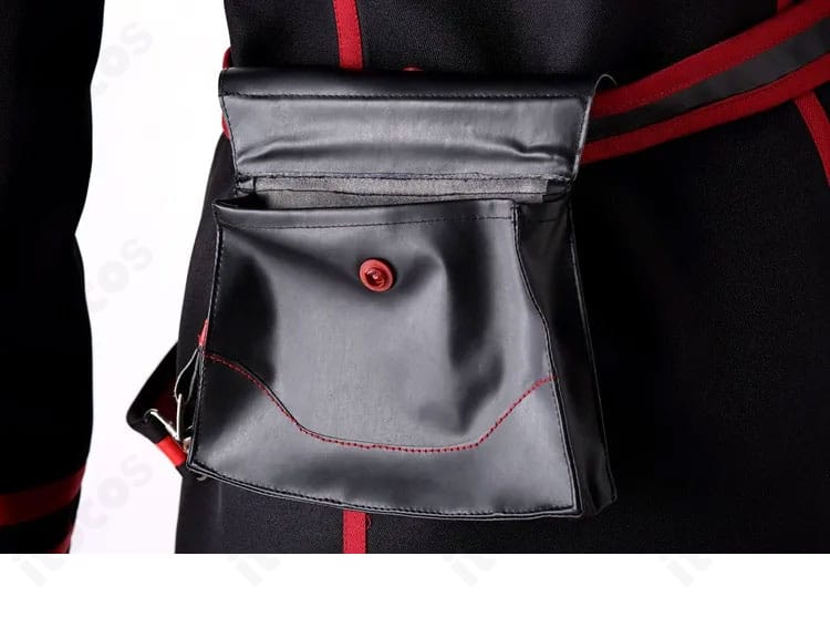 腰回りのポーチとベルトのディテール。アクセサリーの形状と装着位置が分かる近接写真。