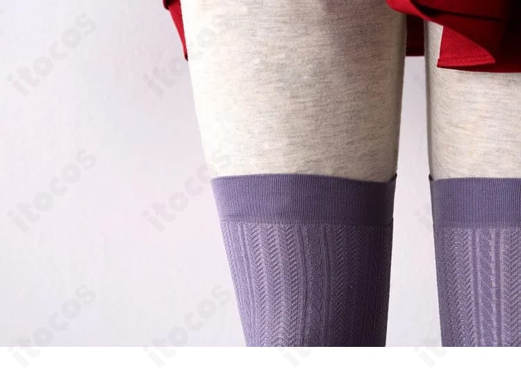 靴下の装飾ディテール。足元のラインと質感が分かる接写。