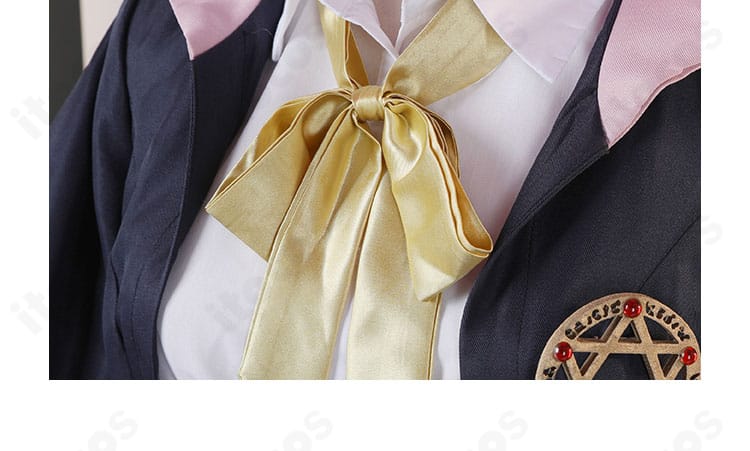 イレイナ衣装・襟元ディテール。シャツの襟とスカーフの結び、胸飾りパーツの配置と仕立てを鮮明に撮影。