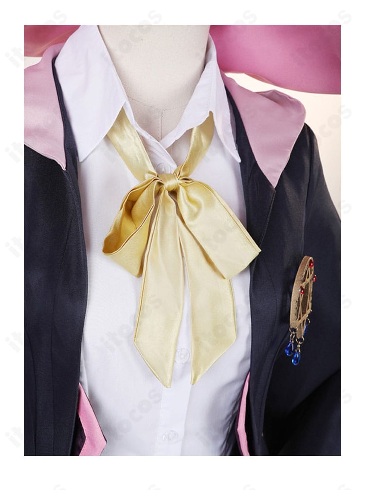 イレイナ衣装・上衣ディテール。コートの刺繍モチーフと縁取り、胸元装飾の質感を強調したクローズアップ。