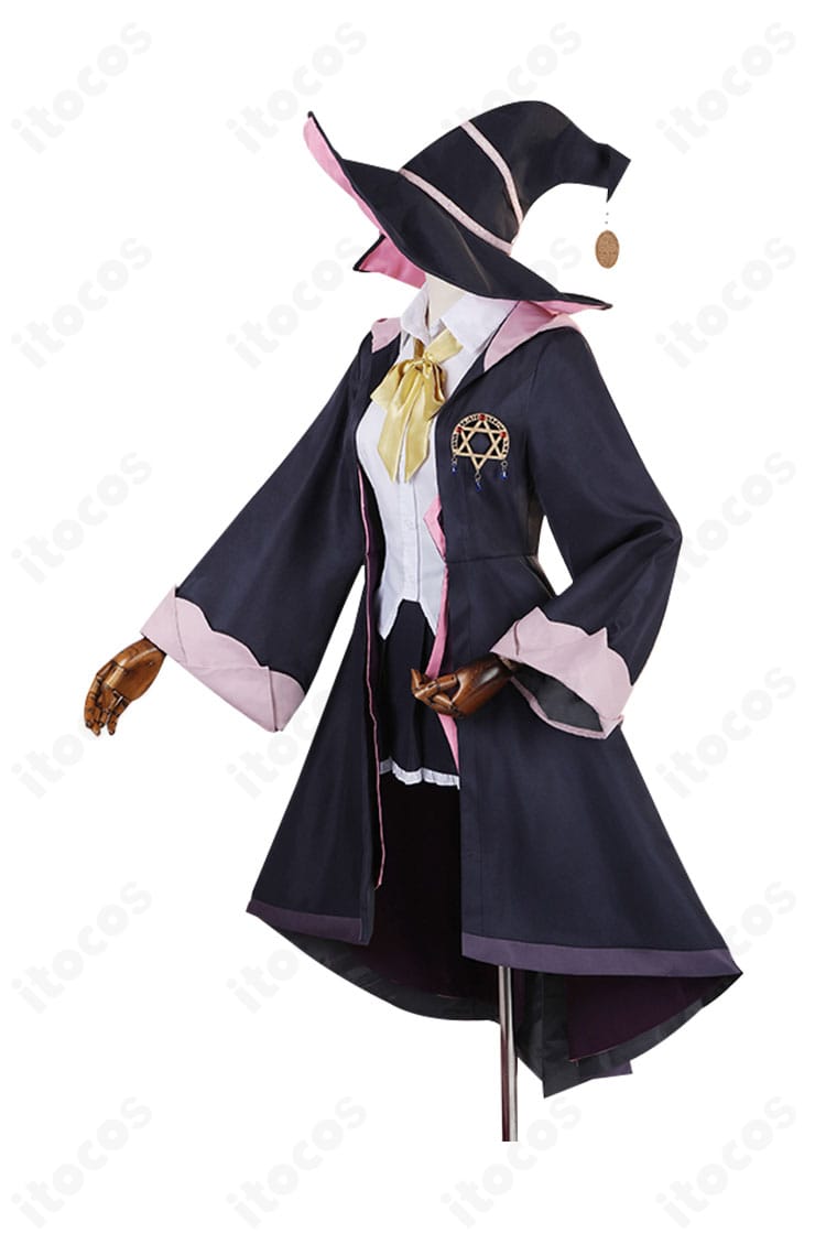 魔女の旅々 イレイナ「灰の魔女」衣装の側面。コートの落ち感とスカートのライン、帽子のつば形状など立体的なディテールを確認可能。