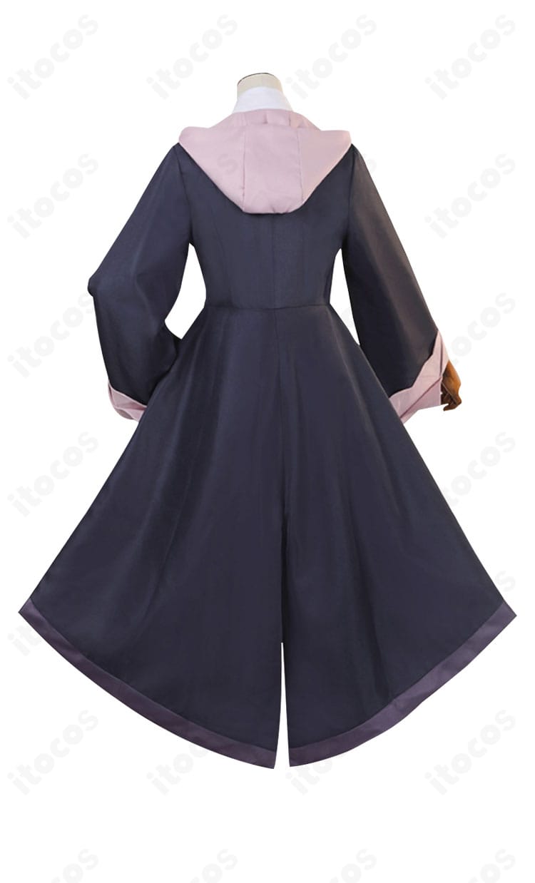 魔女の旅々 イレイナ「灰の魔女」衣装の背面。コートの後ろ姿のフレアと裾の長さ、シワの出にくい生地感を示すカット。