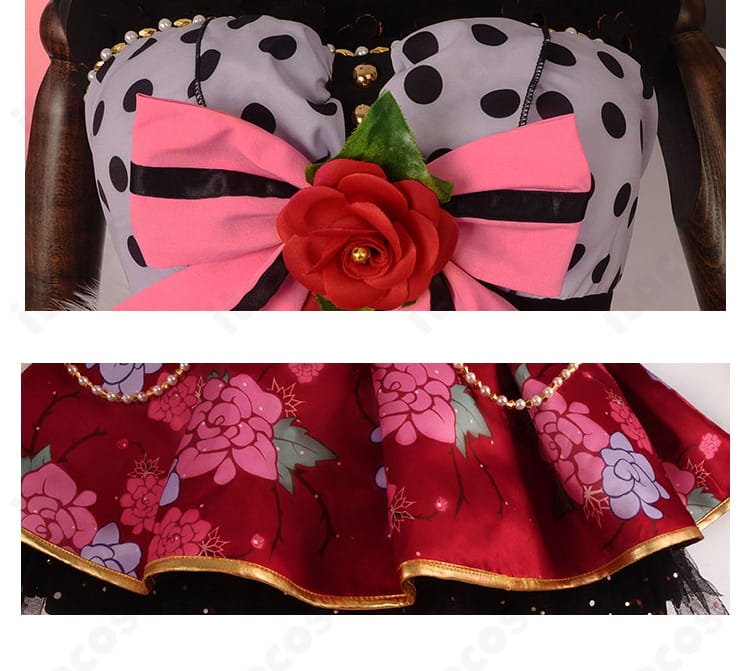 胸元の蝶の花飾りとスカート装飾のディテール。華やかな意匠と発色が際立つ写真