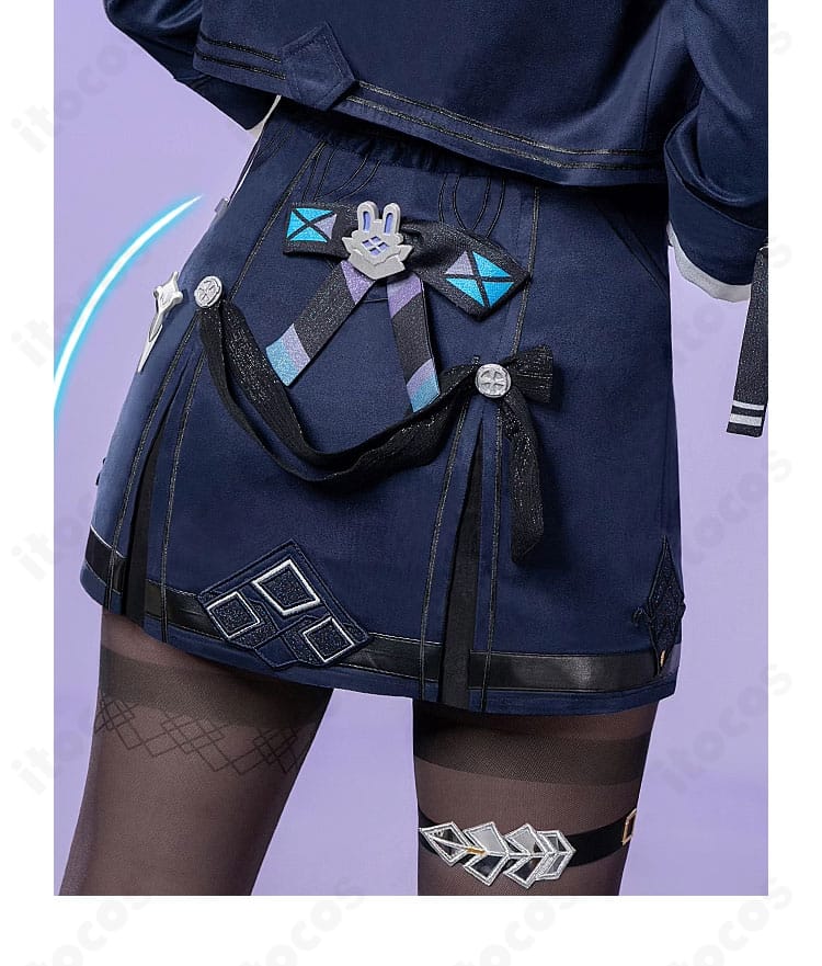 パンツ背面の装飾ディテールとライン取りを示すクローズアップ