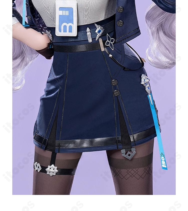 スカート裾やタイツのデザイン、下部装飾の質感を捉えた詳細写真