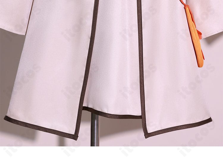 衣装裾の切り替えと装飾の近接。コントラストの効いたデザインで全身コーデのアクセントに