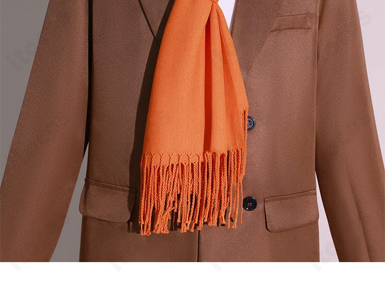 ロイド・フォージャー劇場版仕様スーツの装飾部分。刺繍やアクセサリーの配置まで丁寧に再現した意匠。