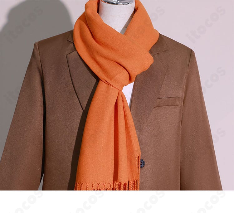 ロイド・フォージャー衣装の襟元と囲巾装飾のクローズアップ。きれいなステッチと上品な質感が分かるディテール。