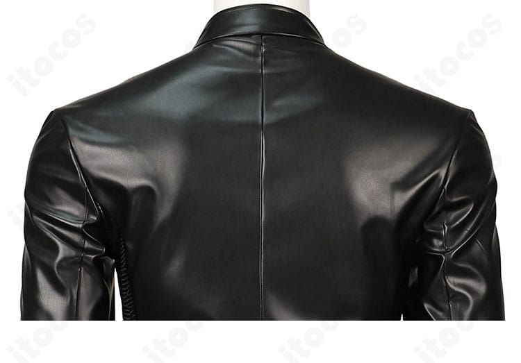 背面黒パーツの質感ディテール。生地のコントラストと縫製ラインが際立つ。