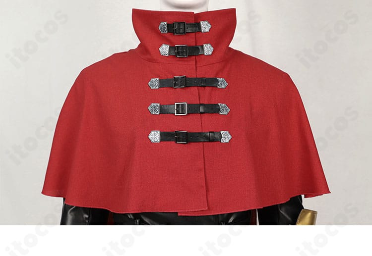 マント肩と襟元のフロントディテール。襟の形状と留め具で印象的な顔周りを演出。