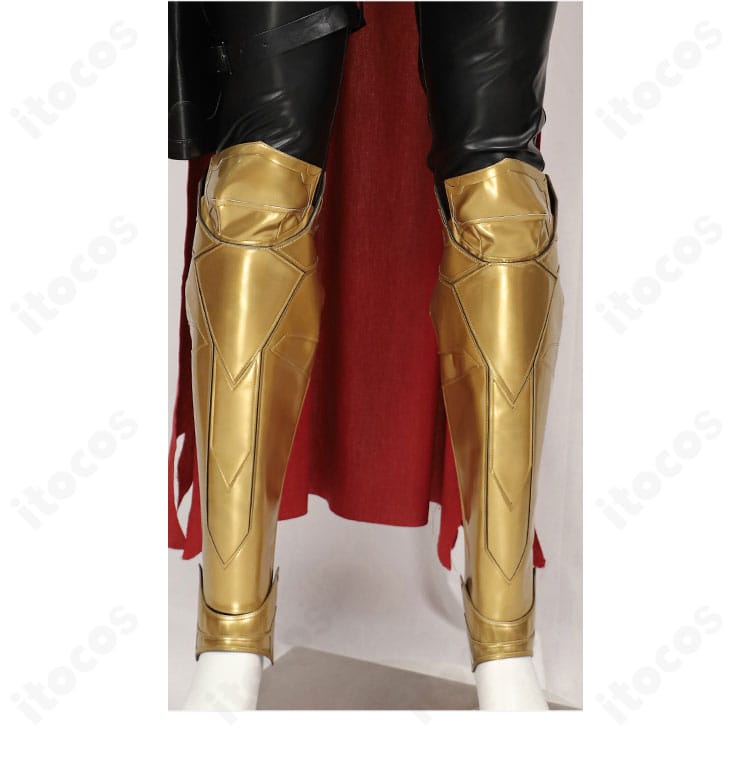 脚部装飾・レッグアーマーの詳細。ブーツ上の固定感と質感を再現。