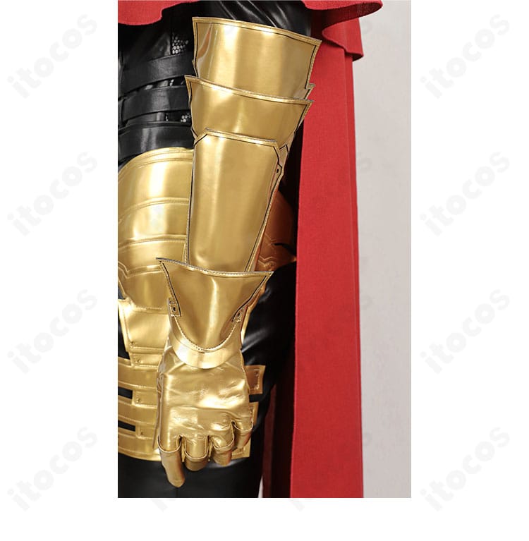 金色手甲（手袋装飾）のアップ。表面の造形とシャープなエッジが特徴。