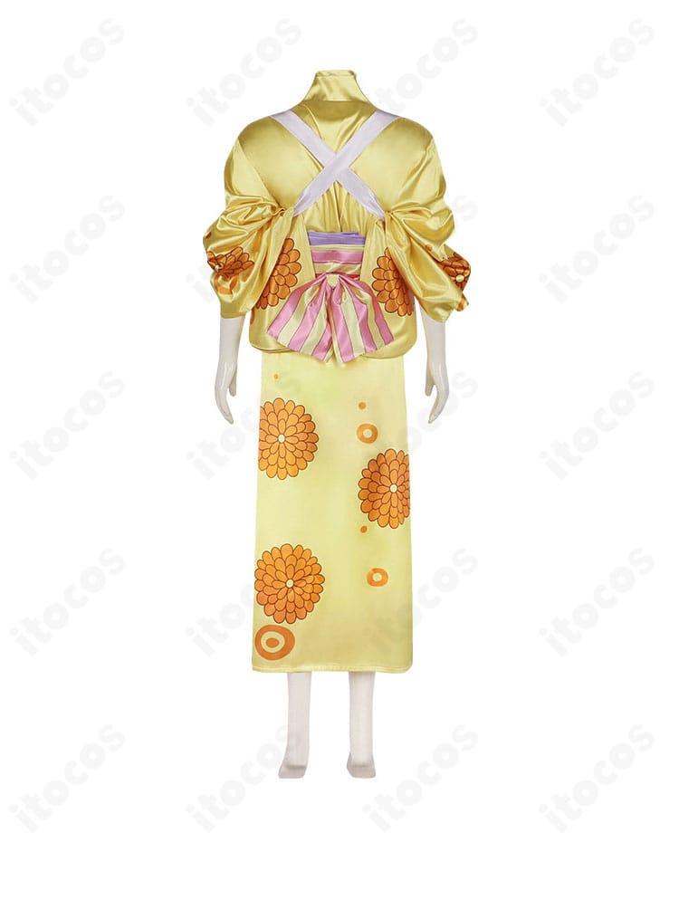 ONE PIECE 菊の丞 コスプレ衣装の背面。背中から裾へ続く落ち感と裾さばきのディテールが伝わる後ろ姿。