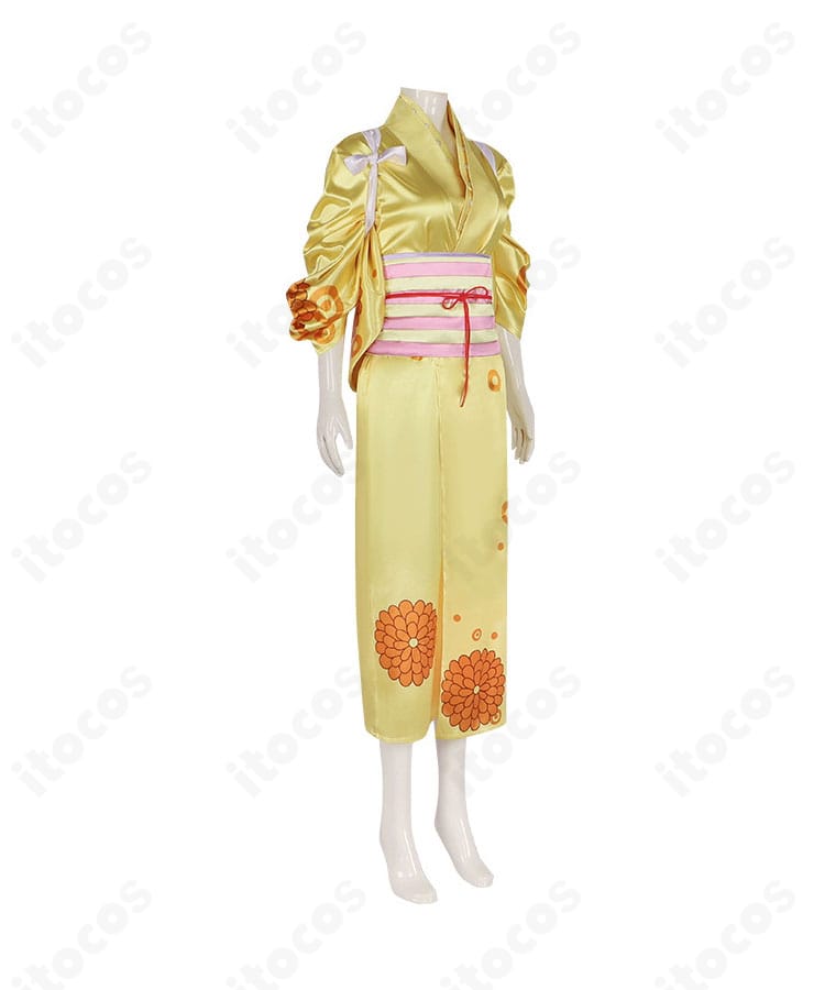 ONE PIECE 菊の丞 コスプレ衣装の左側面。袖の落ち感と帯位置の安定感がわかる角度で、動きやすさを確認できるカット。