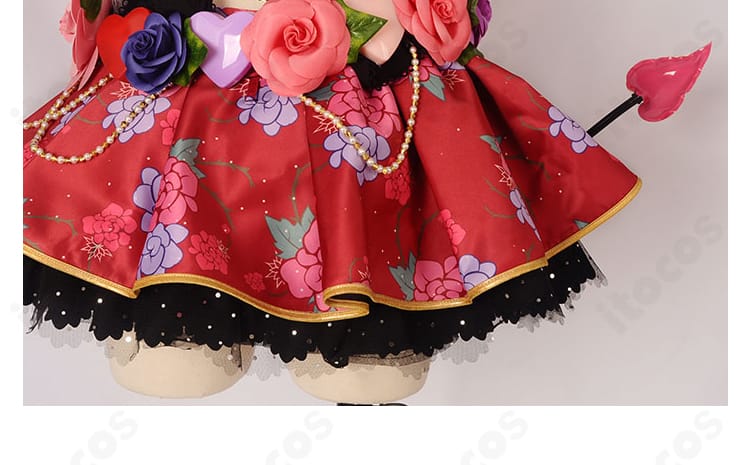 絢瀬絵里 コスプレ衣装のスカート装飾。光沢感のある生地と裾のコントラストが映える近景。