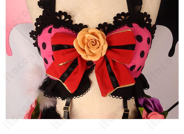 小悪魔編覚醒後衣装の胸元ディテール。大きな蝶結びリボンの形状と質感を強調したクローズアップ。