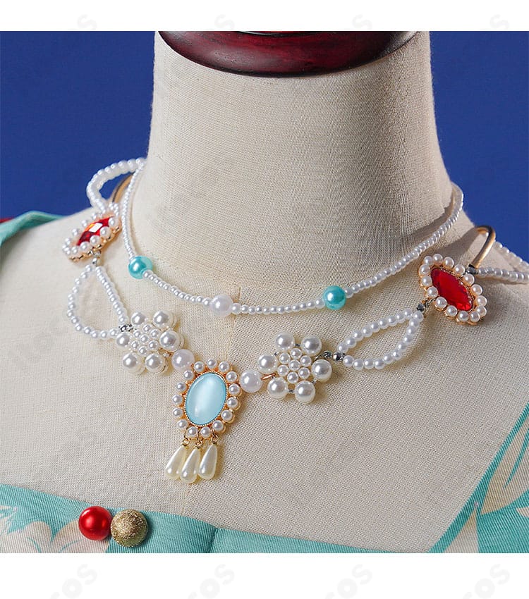 曲娘のネックレスのクローズアップ。繊細な意匠が胸元を引き締めるアクセント。