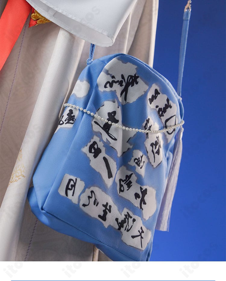 衣装に合わせたメッセンジャーバッグの詳細。小物収納とポージング用小道具として実用的。