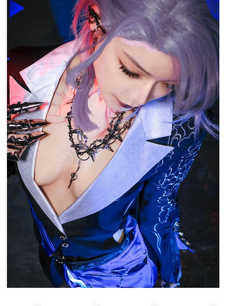 着用ディテールの寄り。質感の異なる生地の切り替えと、ベルトの質感を確認できる。