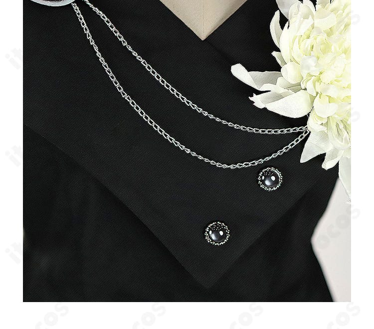 襟元の装飾ディテール。繊細な刺繍が映えるネクロ・ロギスト衣装