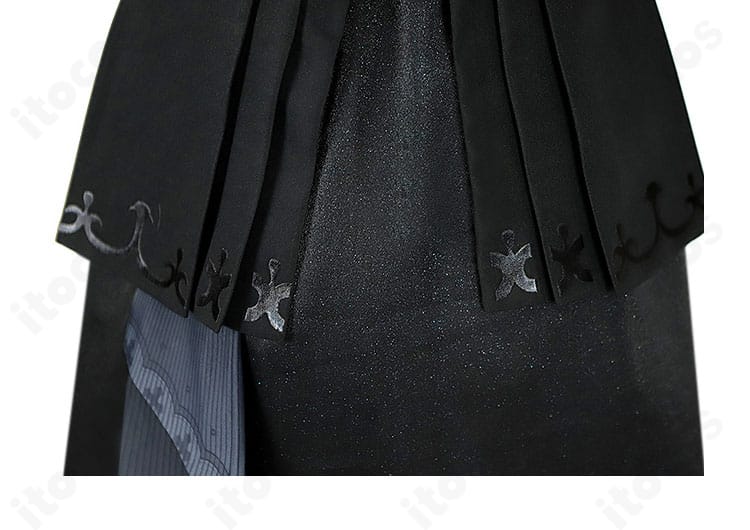 スカート装飾の近接。刺繍とパーツ配置が美しいネクロ・ロギスト衣装