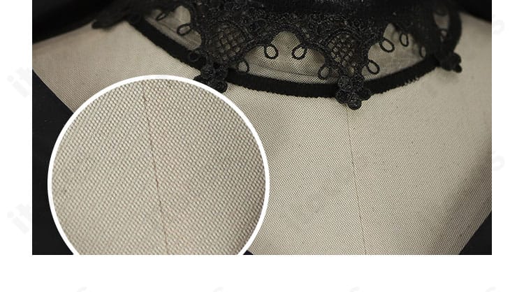 領口メッシュ装飾のディテール。軽やかで華やかな印象の仕上がり