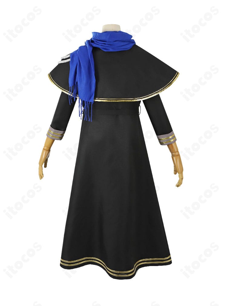 コーンブルメ衣装の背面。コートのシルエットと背面装飾、ベルト位置のバランスを確認できる写真。